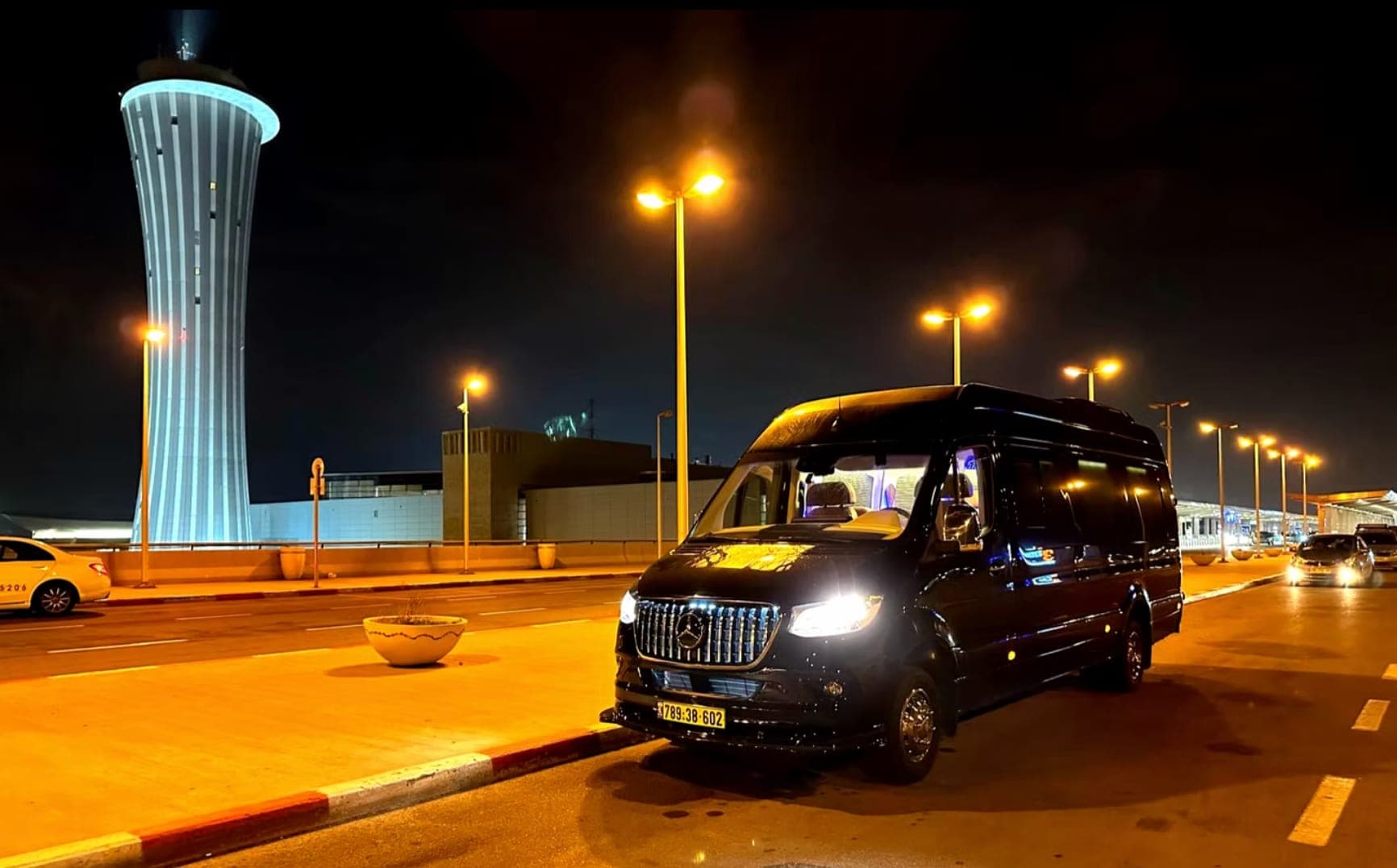 ואן שחור אוסף נוסע משדה התעופה בלילה